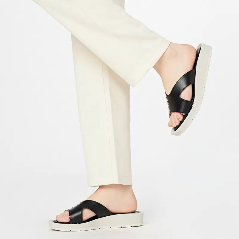 Sandalias Stella negras al caminar