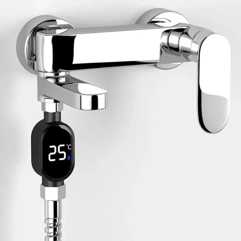 Termómetro de baño instalado en la llave