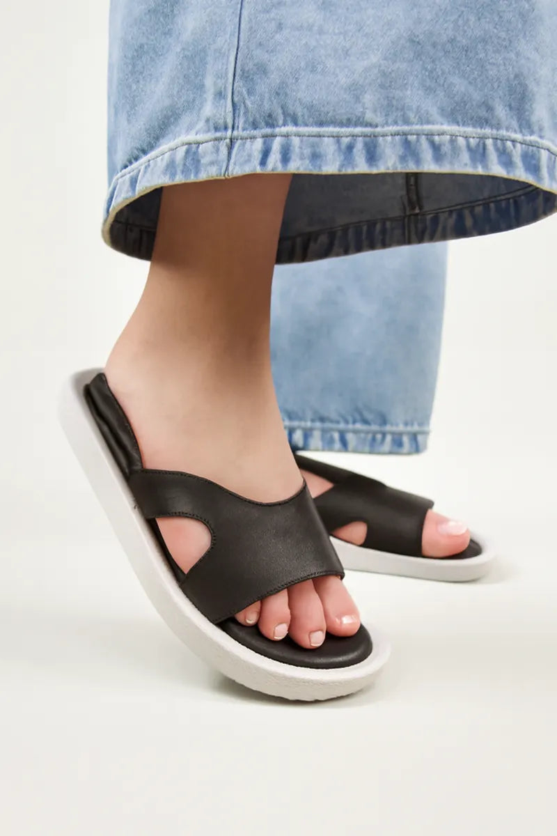 Sandalias Stella negras con jeans
